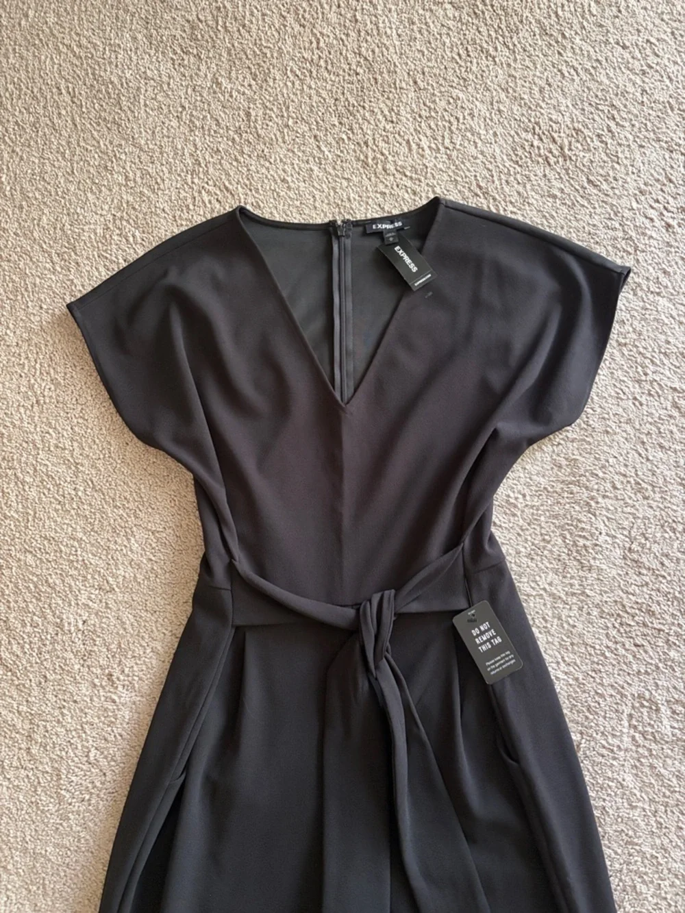 Express Black Women's V-Neck Belted Jumpsuit size M NWT - Picture 3 of 6